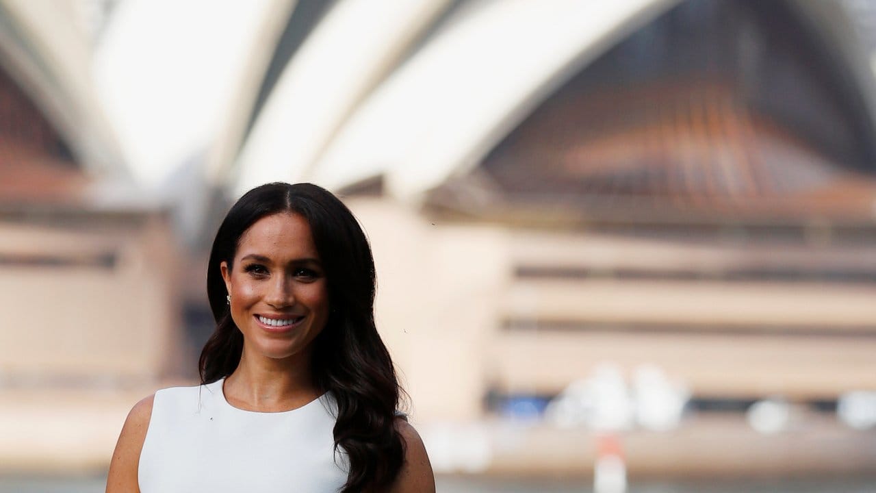 Herzogin Meghan auf dem Grundstück des Admiralty House mit dem Opernhaus im Hintergrund. Herzogin Meghan auf dem Grundstück des Admiralty House mit dem Opernhaus im Hintergrund.