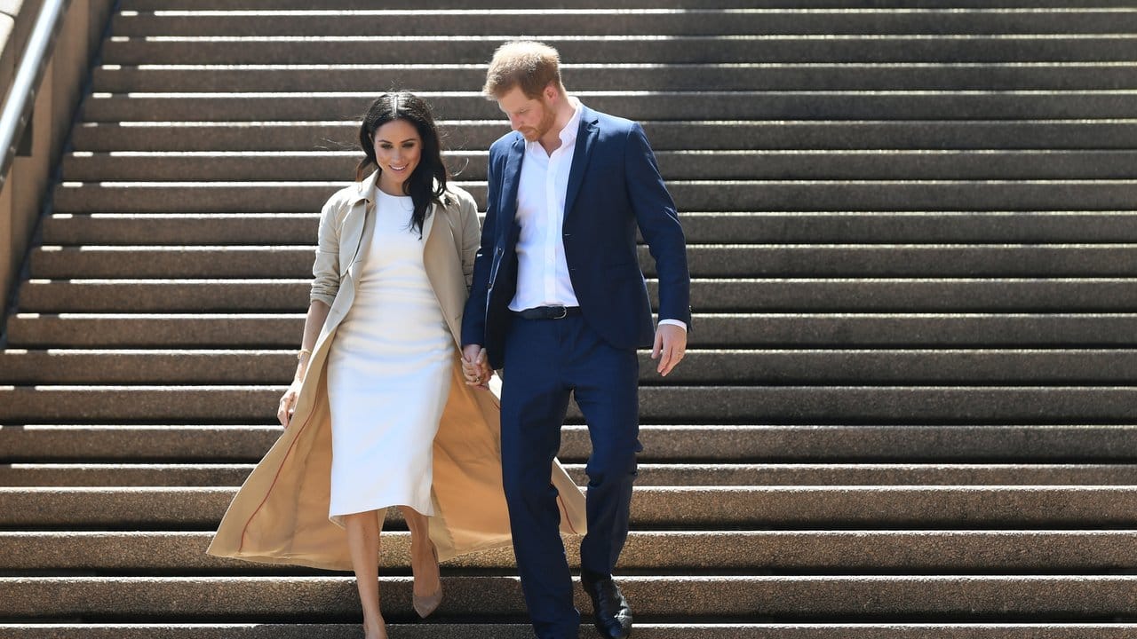 Harry und Meghan auf den Stufen des Opernhauses.