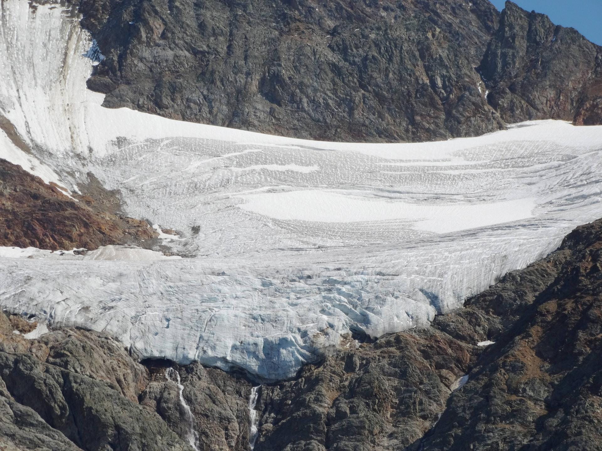 Der Sustengletscher im Kanton Bern hat etwa eine Länge von 4,3 Kilometer und eine Fläche von ungefähr acht Quadratkilometern. Auch er hat im vergangenen Sommer viel Eis verloren.