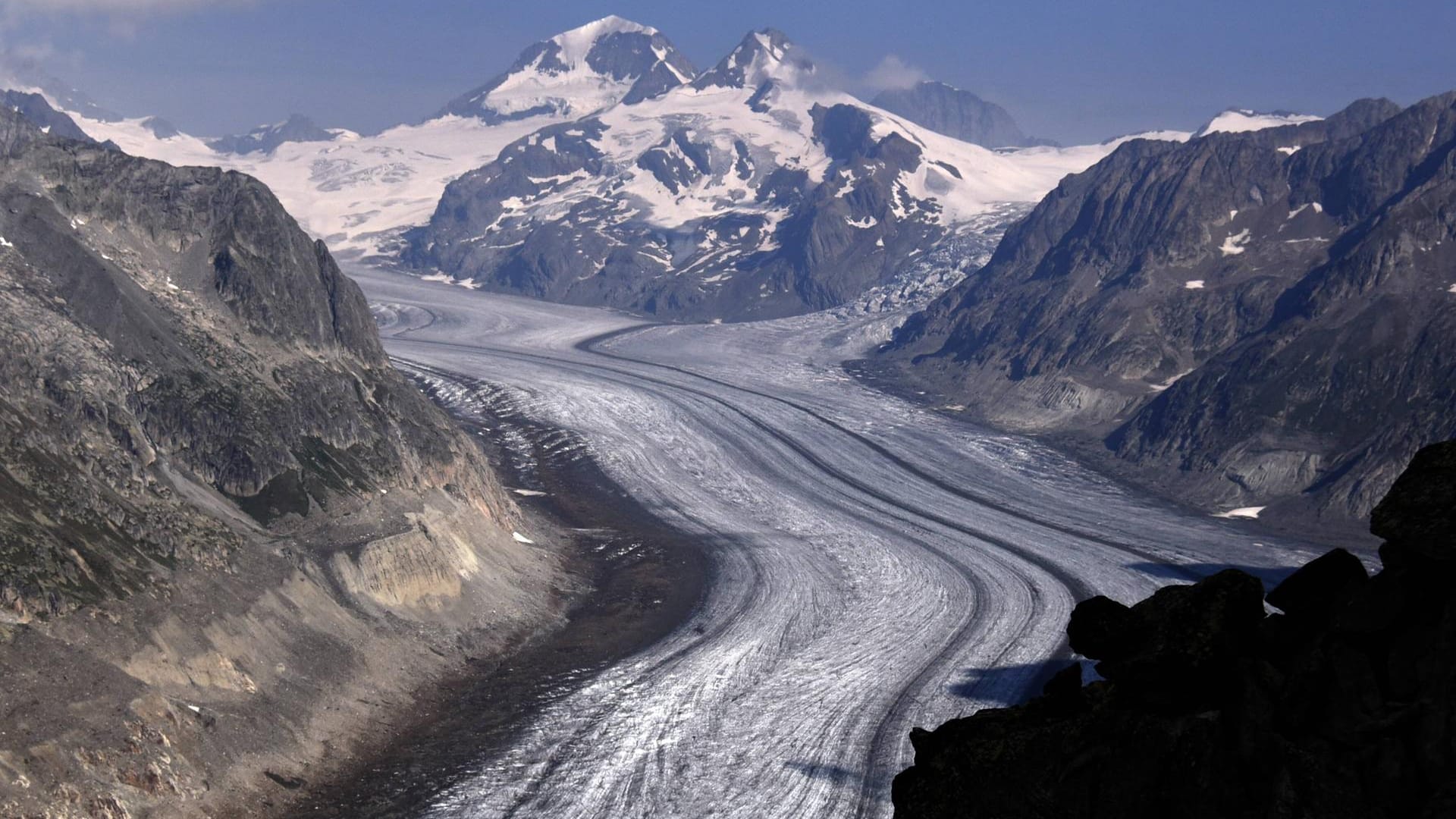 Der Grosse Aletschgletscher ist der flaechenmaessig groesste und laengste Gletscher der Alpen. Er befindet sich auf der Suedabdachung der Berner Alpen im Kanton Wallis, Schweiz. Mit 23 Kilometern ist er der längste Eisstrom der Alpen. Am Konkordiaplatz ist er 1.000 Meter dick. Sein Gewicht wird auf 27 Milliarden Tonnen berechnet, das entspricht dem Gewicht von 72,5 Millionen Jumbojets.