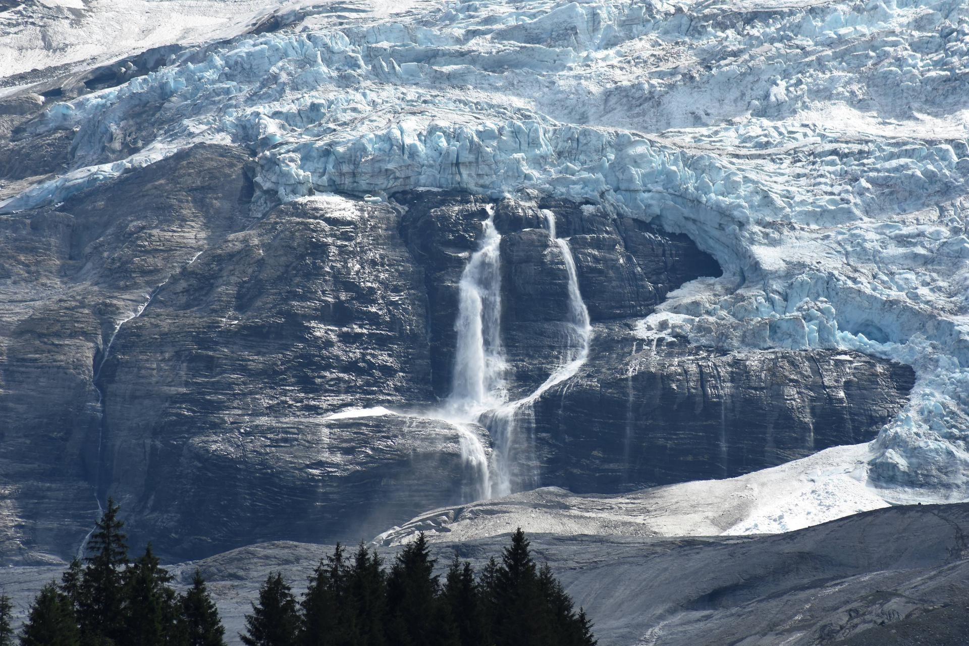 Das Foto zeigt die Schmelze des Rosenlauigletscher im Sommer 2018. Der Gletscher liegt im Kanton Bern.
