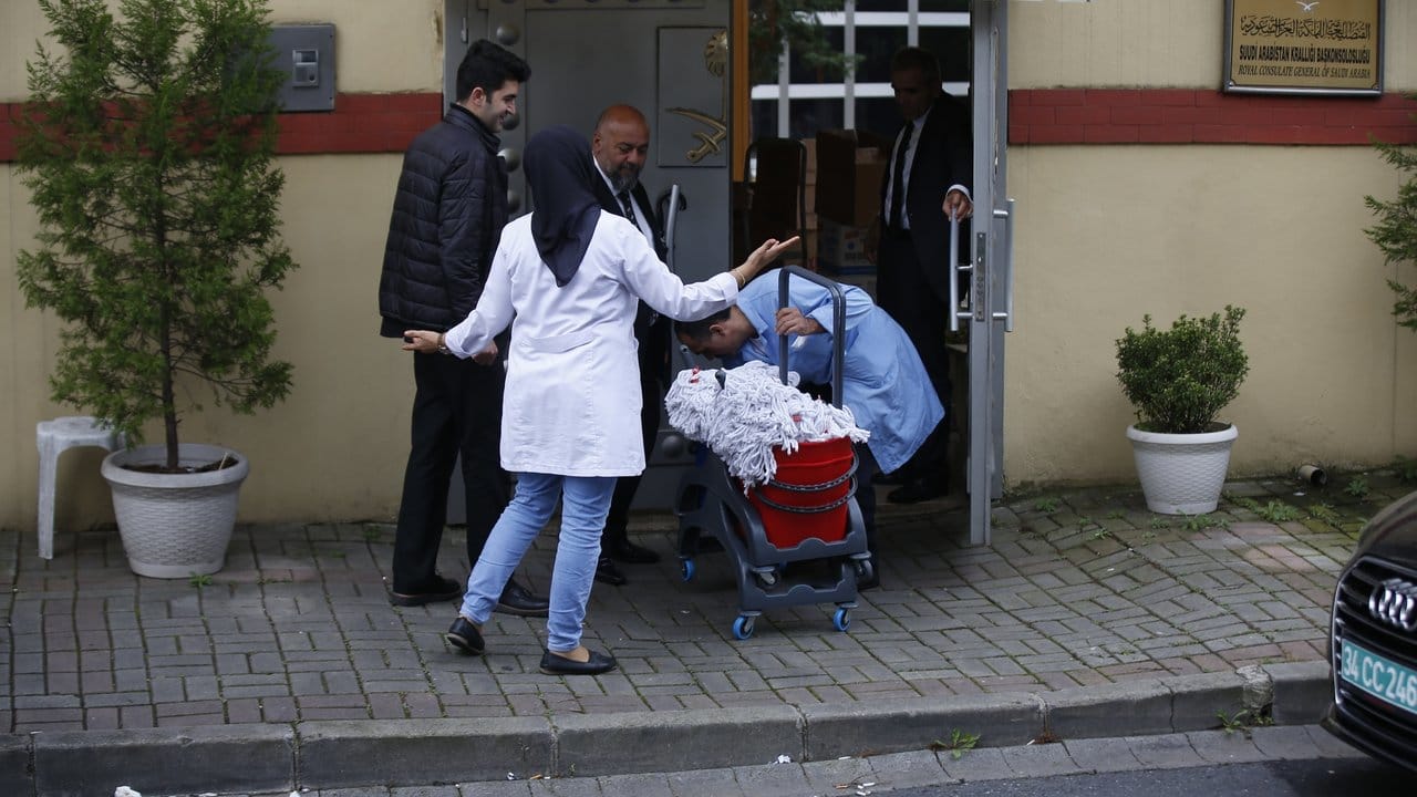 Einfach mal wieder putzen: Vor Beginn der Durchsuchung betreten Reinigungkräfte das saudi-arabische Konsulat in Istanbul.
