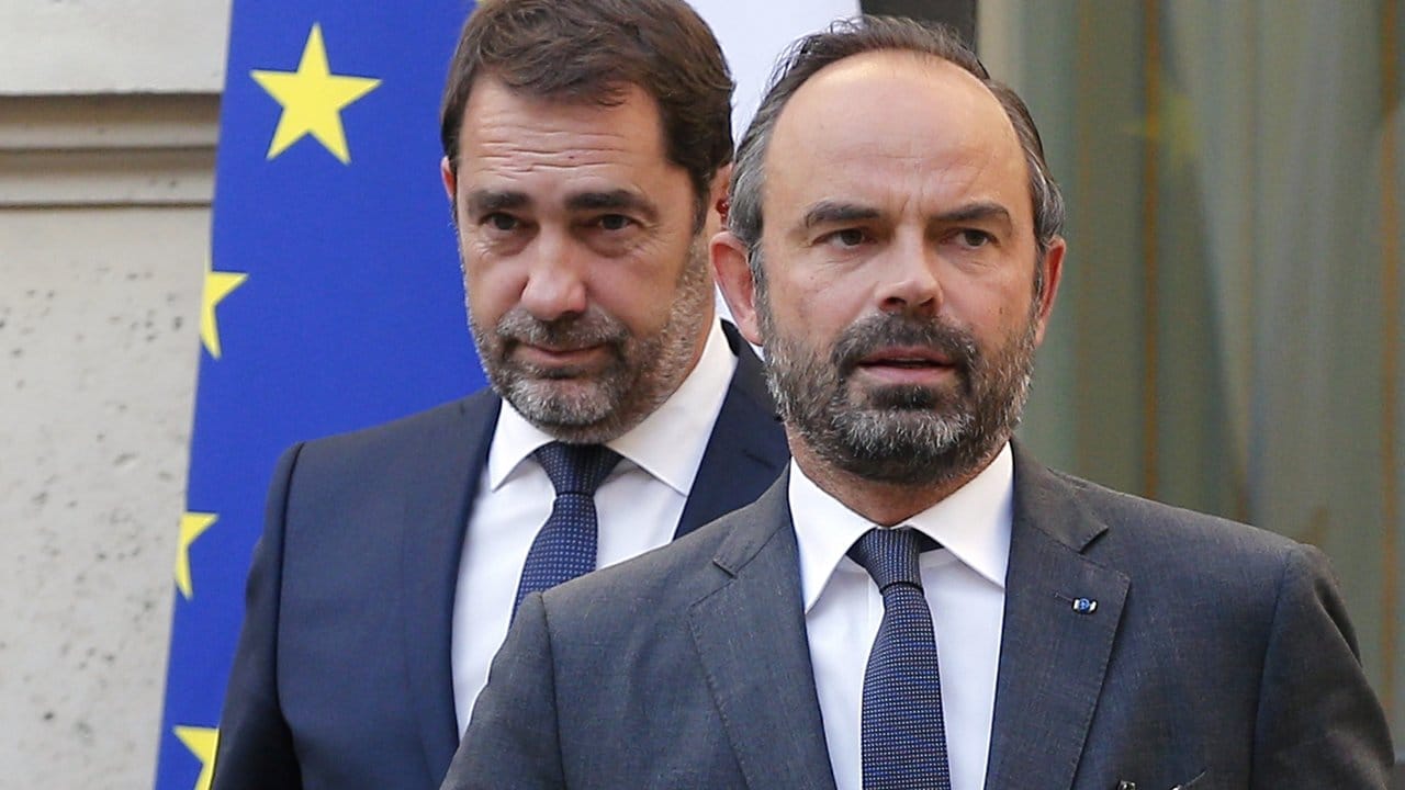 Frankreichs Premierminister Édouard Philippe (r) geleitet den neuen Innenminister Christophe Castaner nach dessen Ernennung zu einer Pressekonferenz.
