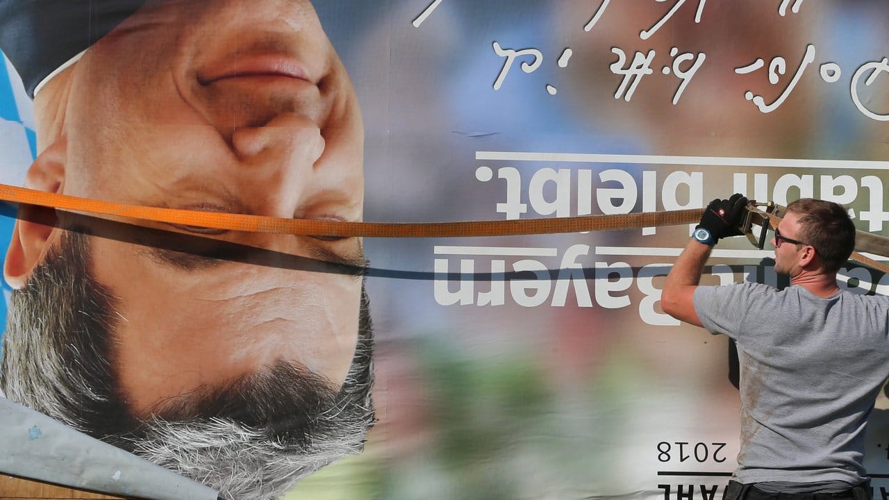 Aus is' - Wahlplakate der CSU mit einem auf dem Kopf stehenden Markus Söder werden abtransportiert.