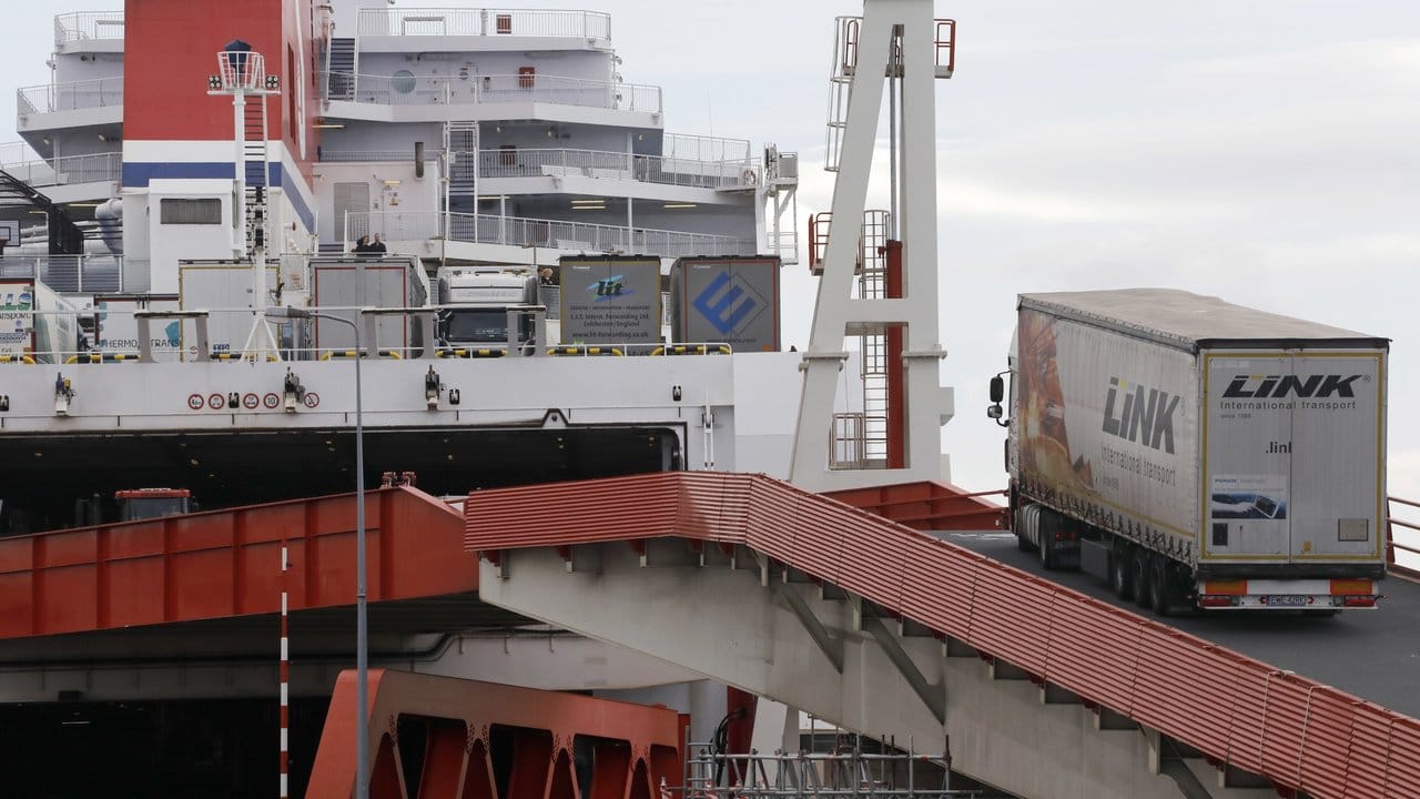 Ein LKW fährt in den Bauch einer Fähre im Hafen von Rotterdam.