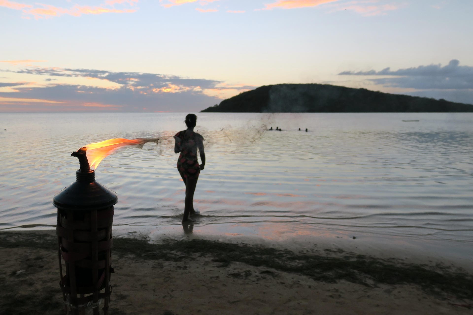 Fackeln erleuchten den Strand auf Mauritius am Rande des "Sware Tipik", einer traditionellen Musikveranstaltung mit Tanz.