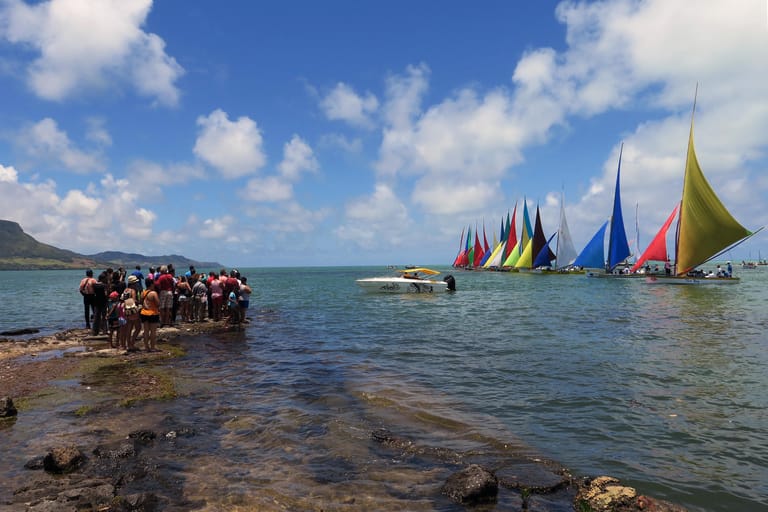 Segeln ist der Nationalsport auf der Insel Mauritius. Vor der Küste von Mahebourg reihen sich die Pirogen zum Start auf – ein sehr einfacher, historischer Schiffstyp.