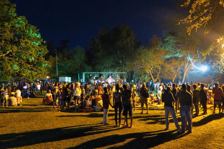 Ein Sware Tipik ist so etwas wie ein Konzert mit Picknick. In einem Park steht eine kleine Bühne, auf der Rasenfläche lassen sich die Menschen zum Essen nieder oder tanzen in kleinen Gruppen.
