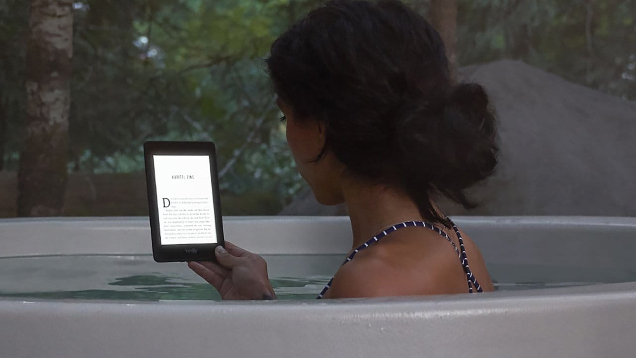 Der E-Book-Reader Kindle Paperwhite von Amazon ist nach IPX8 wassergeschützt.