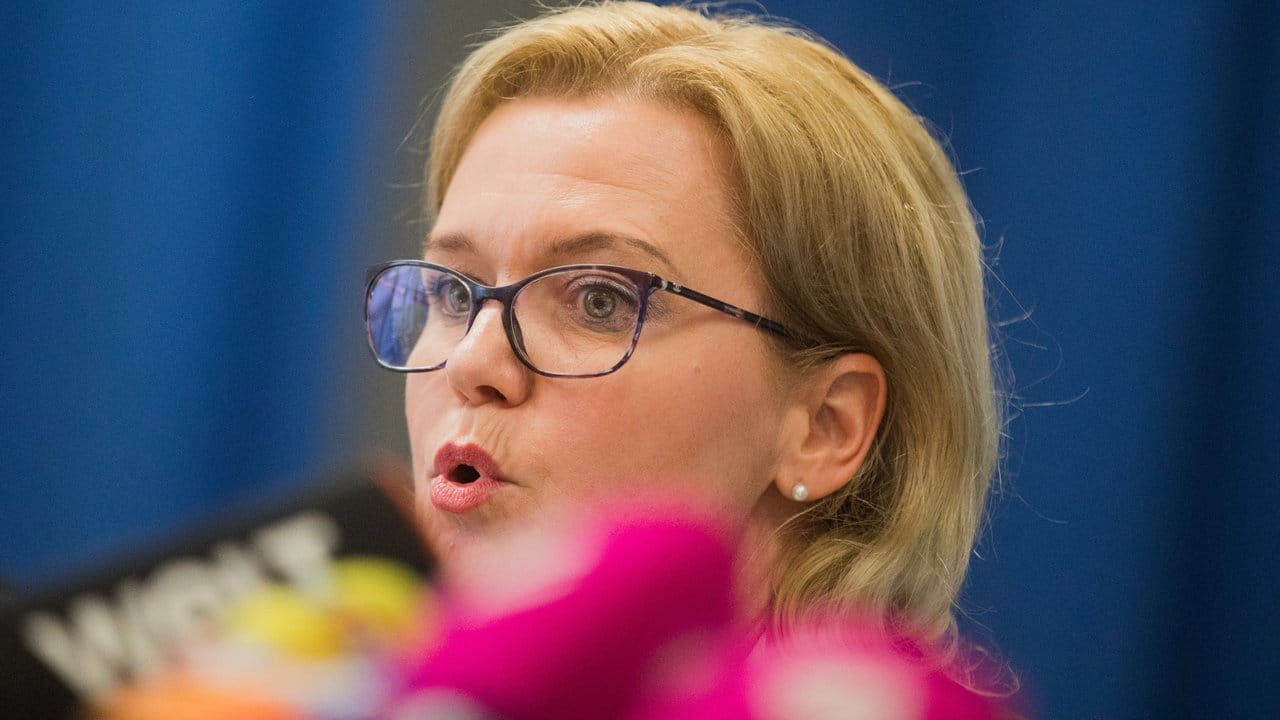Kölns stellvertretende Polizeipräsidentin Miriam Brauns spricht auf einer Pressekonferenz im Polizeipräsidium. Kölns stellvertretende Polizeipräsidentin Miriam Brauns spricht auf einer Pressekonferenz im Polizeipräsidium.