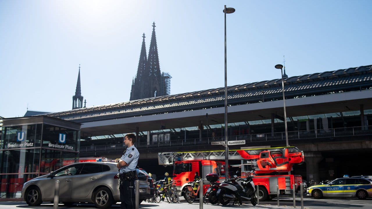 Polizei und Feuerwehr vor dem Kölner Hauptbahnhof.