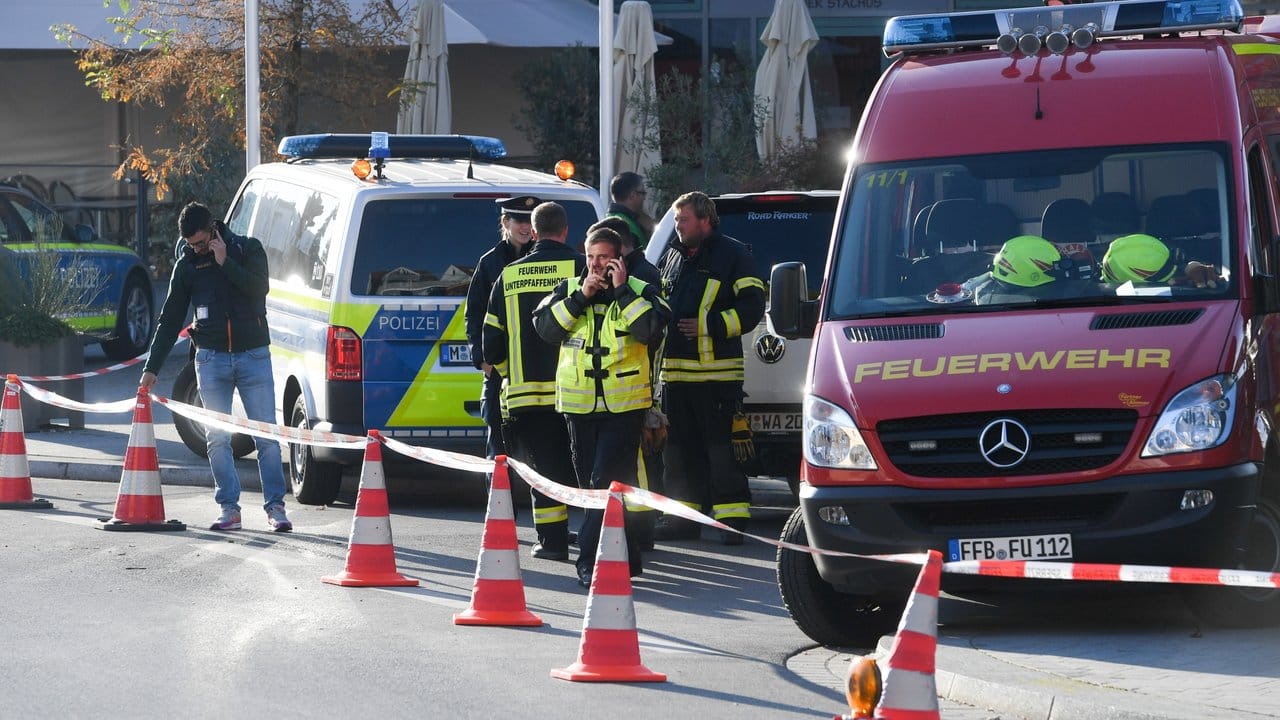 Sicherheitskräfte arbeiten am abgesperrten Tatort in Germering bei München.
