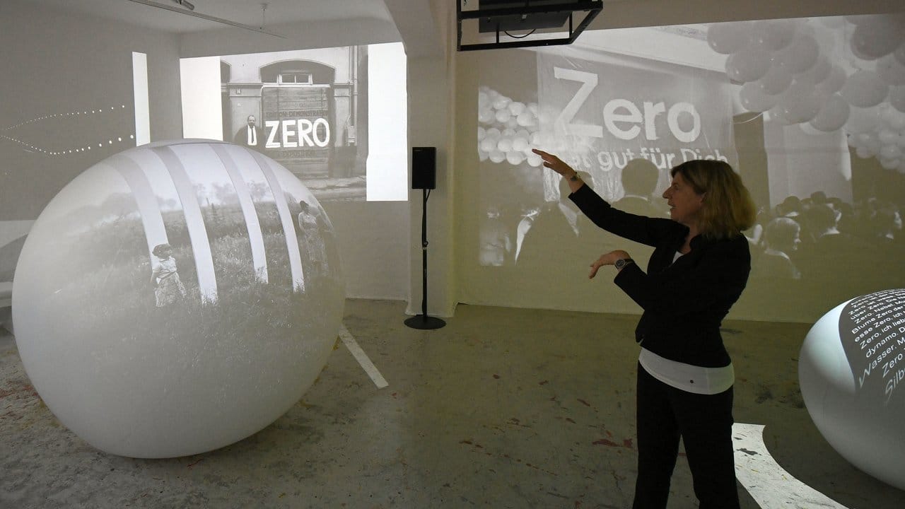 Die Leiterin der ZERO-Foundation, Barbara Könches, liefert Erklärungen zur Ausstellung.