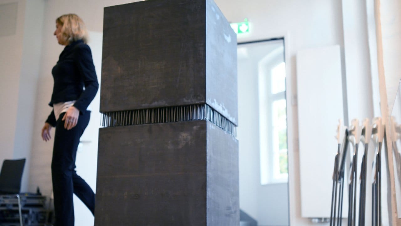 Das Werk Kubus-Kubus mit der Nagelfuge von Günther Uecker in einem Ausstellungsraum.