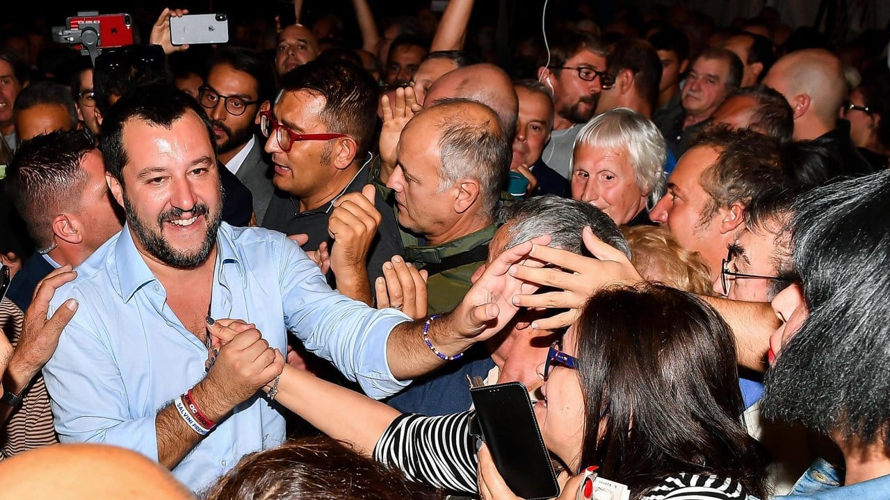 Starker Mann der Populisten: Matteo Salvini, Innenminister von Italien, wird von Anhängern der Lega gefeiert.