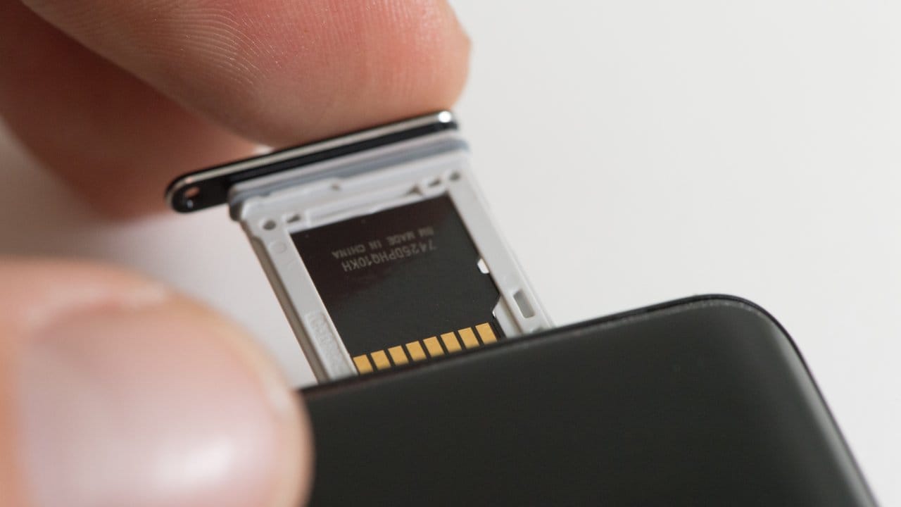 Bei einem Wasserschaden gilt es, das Handy schnell auszuschalten und wenn möglich Akku, SIM- sowie Speicherkarte aus dem Gerät zu nehmen. Bei einem Wasserschaden gilt es, das Handy schnell auszuschalten und wenn möglich Akku, SIM- sowie Speicherkarte aus dem Gerät zu nehmen.