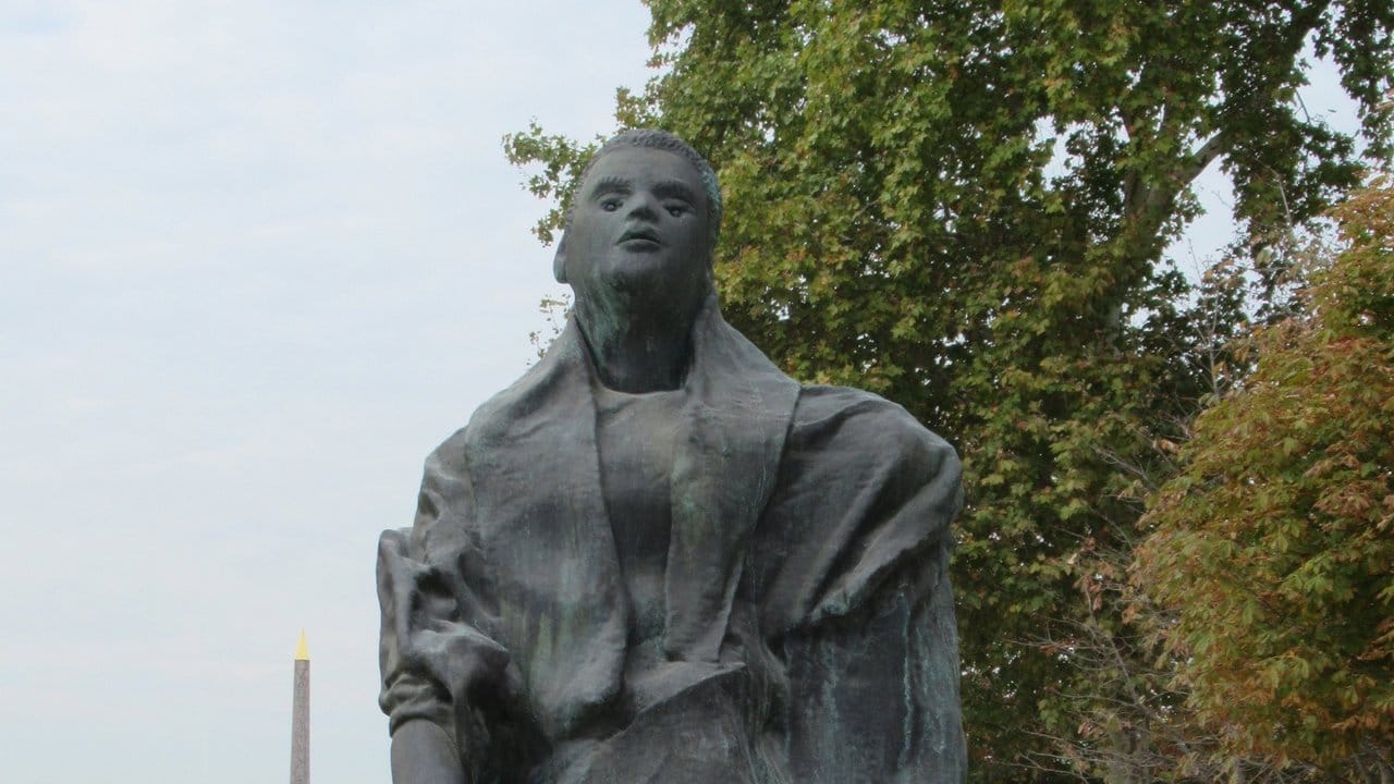 Die Bronze-Plastik "Mann im Wind" von Thomas Schütte im Tuilerien-Garten.