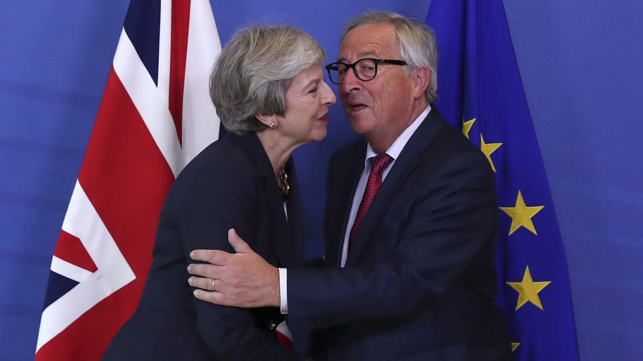 Theresa May und Jean-Claude Juncker zu Beginn des Brexit-Gipfels.