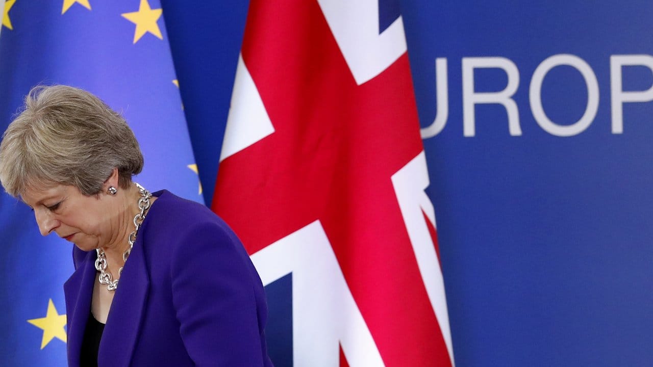 Die britische Premierministerin Theresa May verlässt nach ihrer Pressekonferenz auf dem EU-Gipfel das Podium.