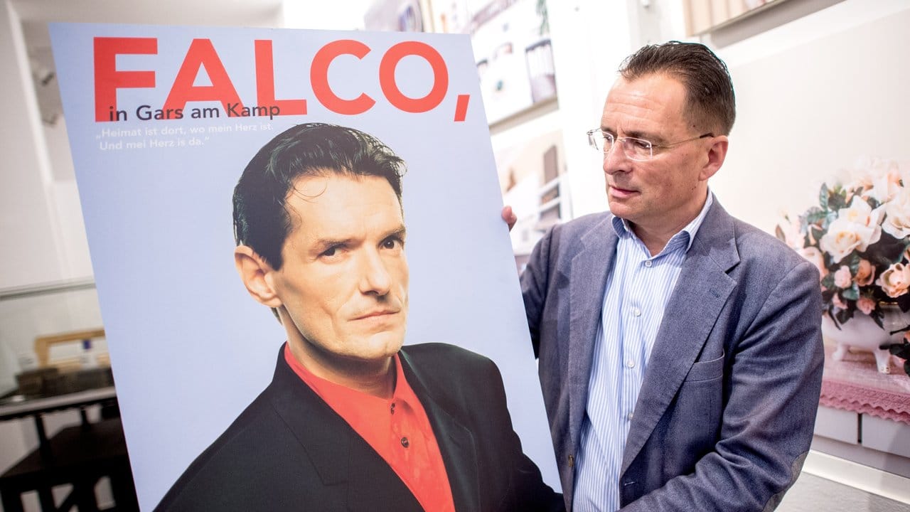 Museumsdirektor Carsten Niemann mit einem Falco-Plakat. Museumsdirektor Carsten Niemann mit einem Falco-Plakat.