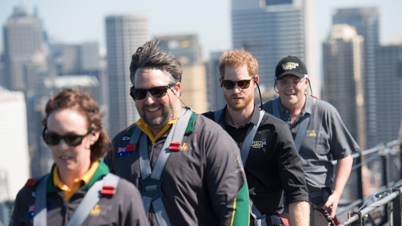 Prinz Harry, Scott Morrison (r), Premierminister von Australien, und Teilnehmer der Invictus Games auf der Sydney Harbour Bridge.