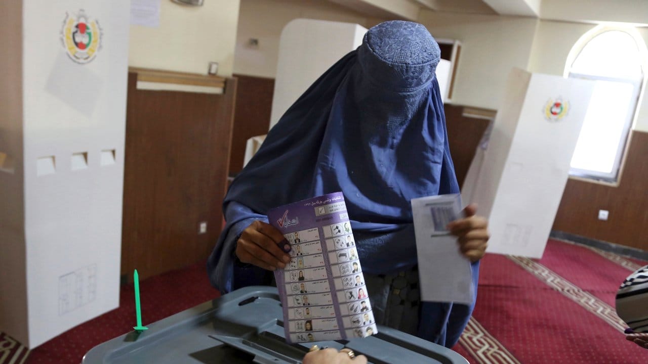 In einem Wahllokal in der Altstadt von Kabul gibt eine Frau ihre Stimme ab. In einem Wahllokal in der Altstadt von Kabul gibt eine Frau ihre Stimme ab.
