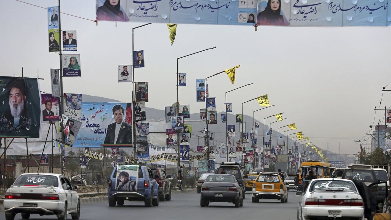 Wahlplakate der Kandidaten für die Parlamentswahl säumen eine Straße in Kabul. Wahlplakate der Kandidaten für die Parlamentswahl säumen eine Straße in Kabul.