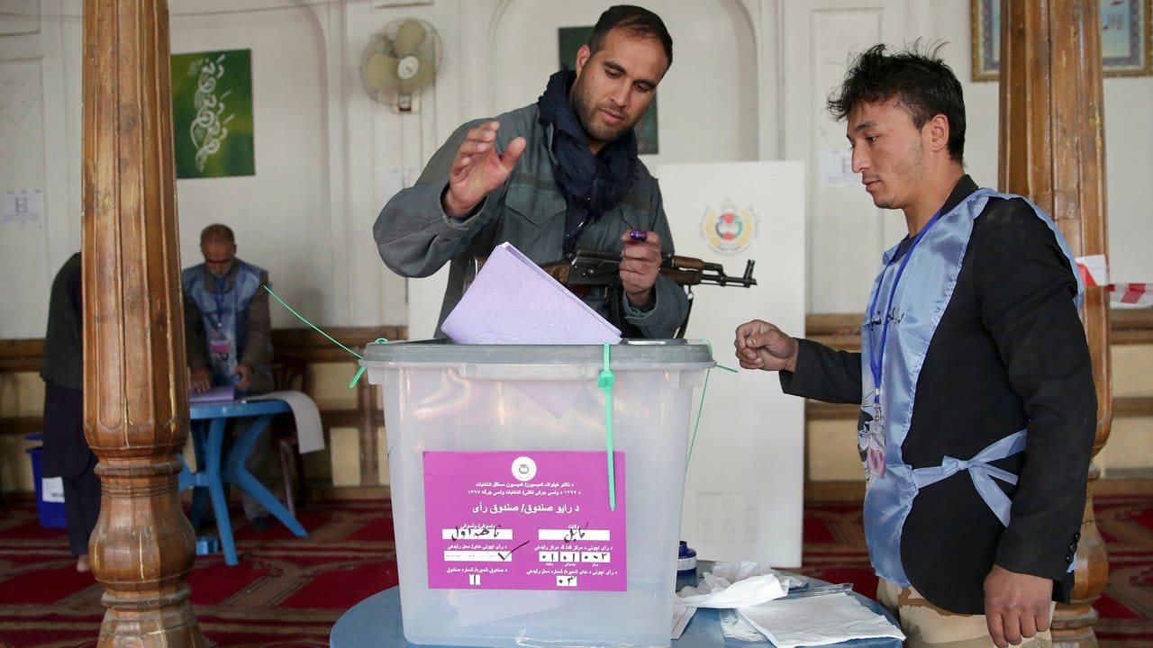 Ein Polizist bei der Stimmabgabe in Kabul: Laut Unabhängiger Wahlkommission registrierten sich rund 8,8 Millionen Afghanen zur Wahl. Ein Polizist bei der Stimmabgabe in Kabul: Laut Unabhängiger Wahlkommission registrierten sich rund 8,8 Millionen Afghanen zur Wahl.