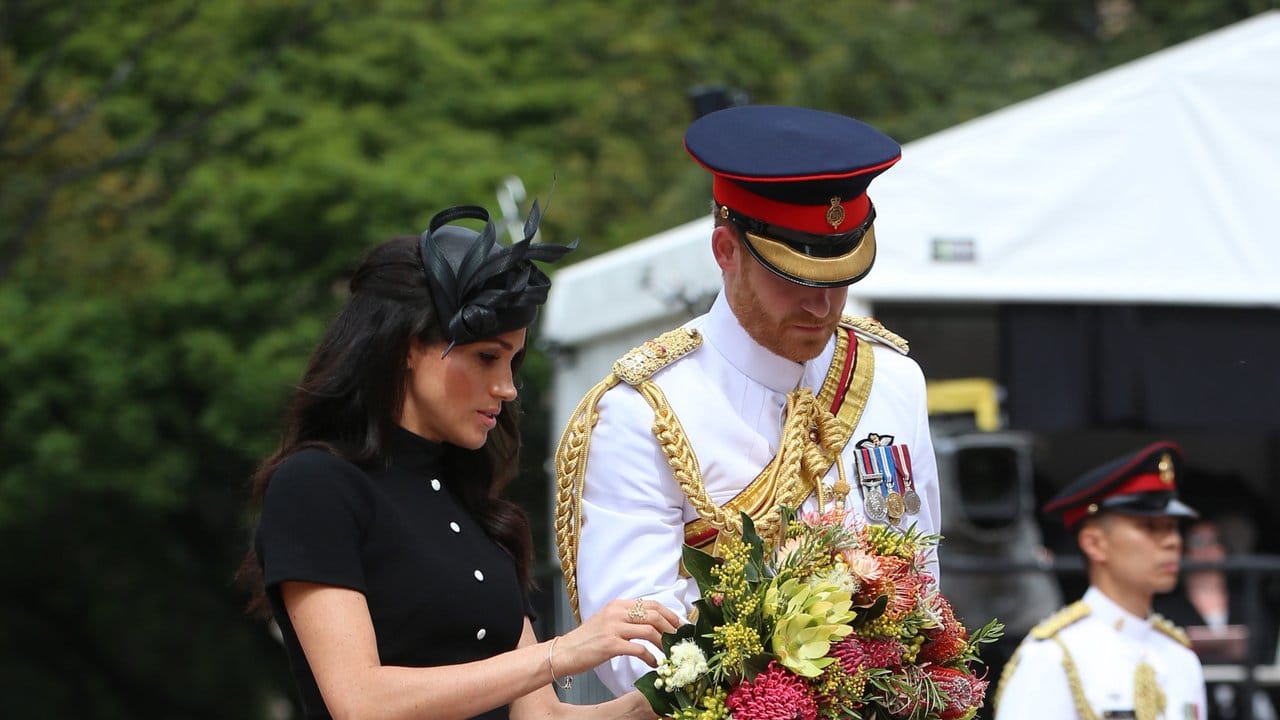 Prinz Harry und Herzogin Meghan bei der Kranzniederlegung.