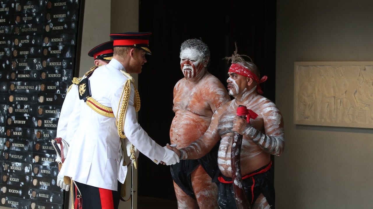 Prinz Harry wird von australischen Ureinwohnern begrüßt, als er an der Eröffnung des Anzac Memorials teilnimmt.