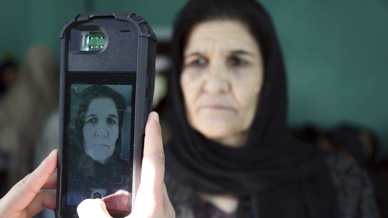 Eine Wahlberechtigte wird vor ihrer Stimmabgabe in einem Wahllokal in Kabul fotografiert. Eine Wahlberechtigte wird vor ihrer Stimmabgabe in einem Wahllokal in Kabul fotografiert.