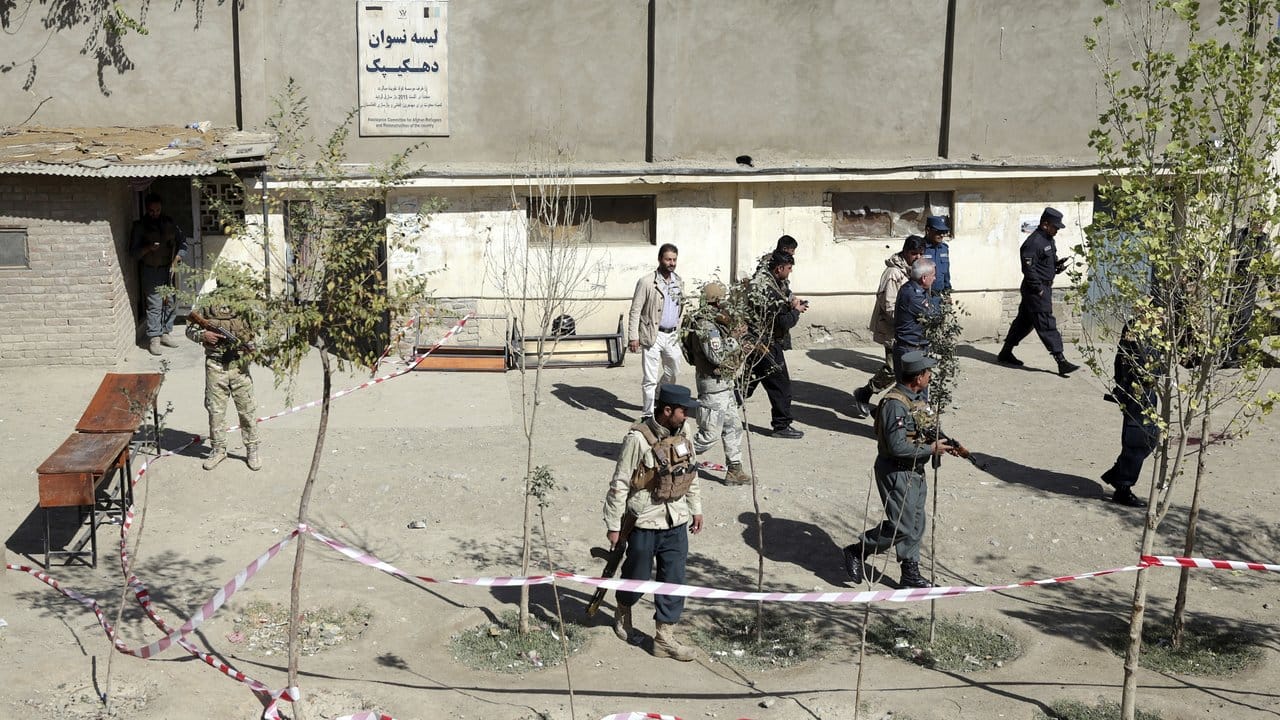 Sicherheitskräfte patrouillieren nach einer Bombenexplosion in der Nähe eines Wahllokals in Kabul. Sicherheitskräfte patrouillieren nach einer Bombenexplosion in der Nähe eines Wahllokals in Kabul.