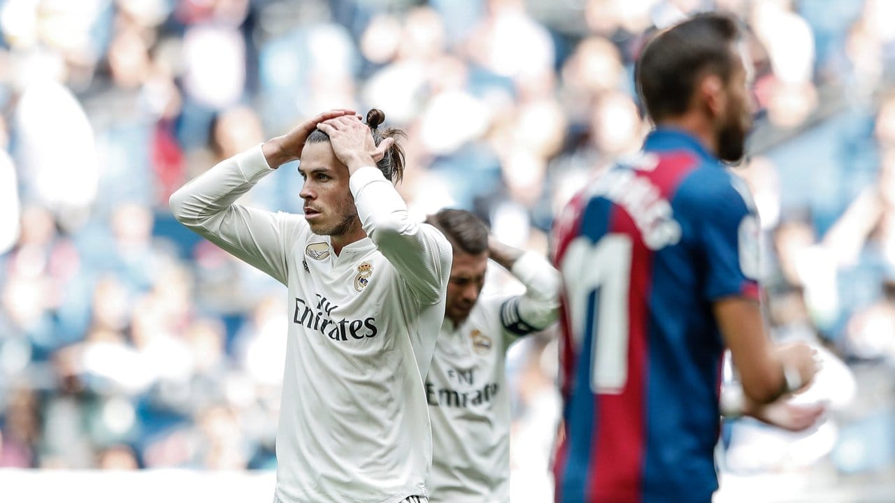 Verzweifelt: Reals Gareth Bale (l) und Sergio Ramos (M).