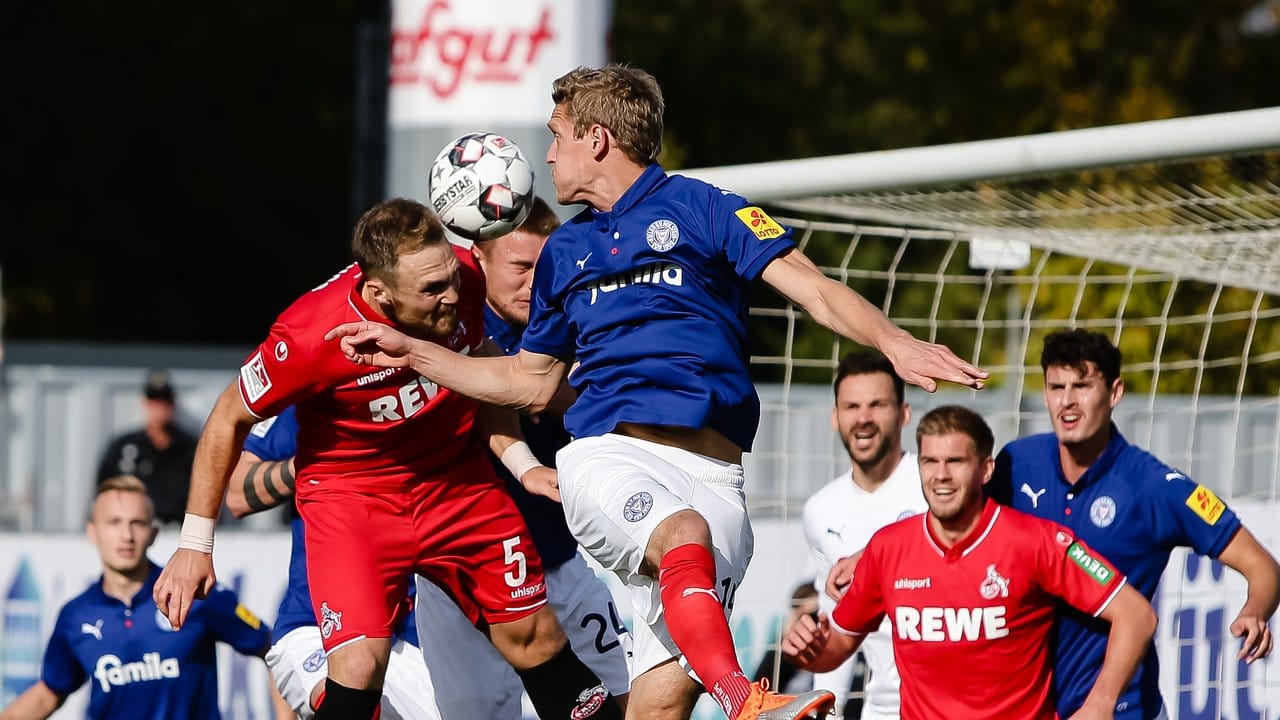 Kölns Rafael Czichos (l-r) versucht den Ball auf das Kieler Tor zu bringen.