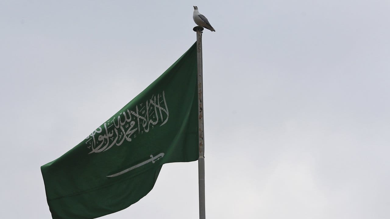 Die Nationalflagge von Saudi-Arabien weht auf dem Konsulat des Landes in Istanbul.