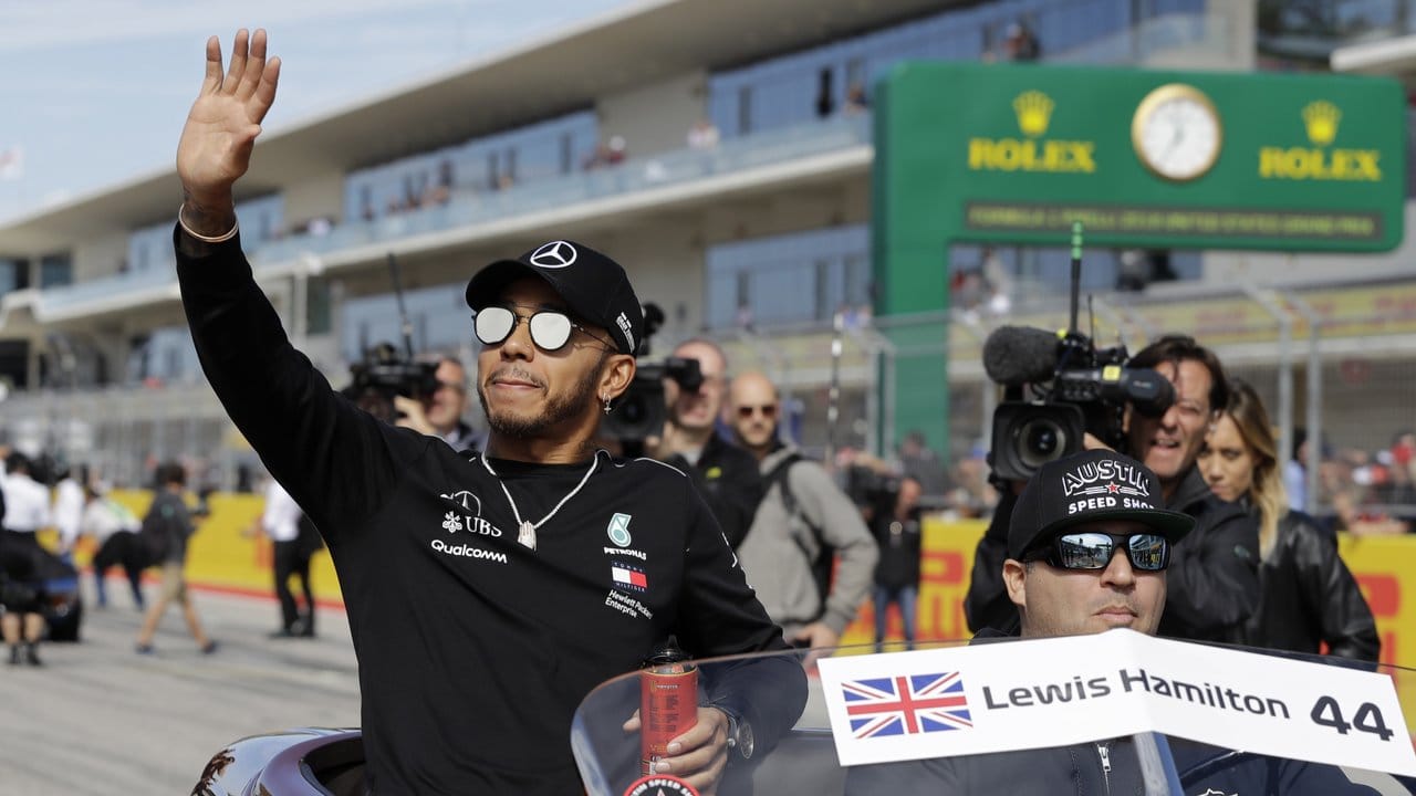 Lewis Hamilton winkt den Fans bei der Fahrerparade zu.