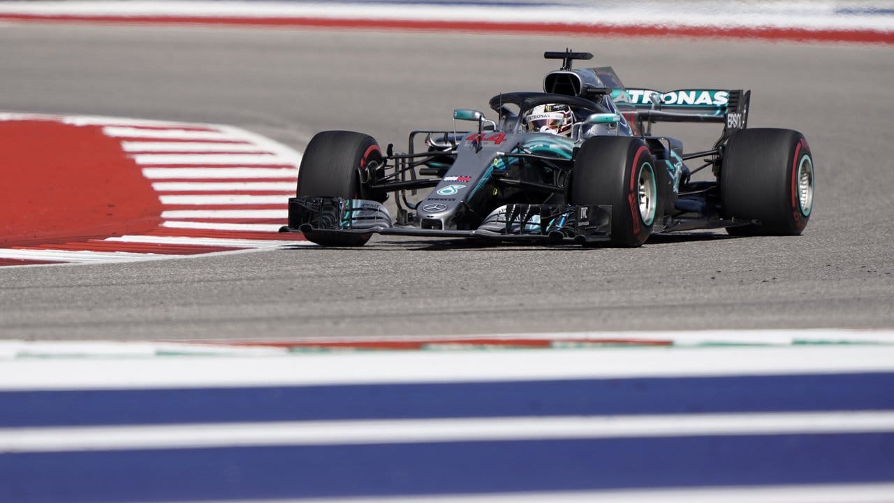 Lewis Hamilton in seinem Mercedes auf der Strecke.