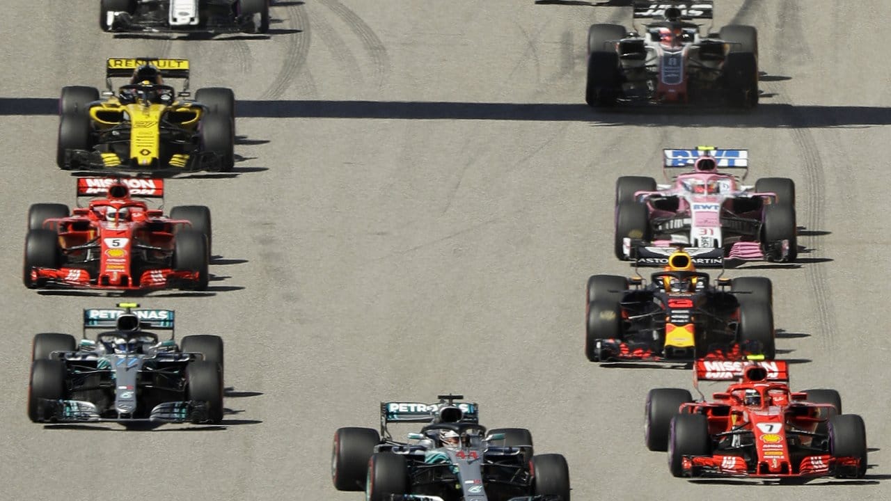 Das Fahrerfeld, angeführt von Lewis Hamilton, beim Start.