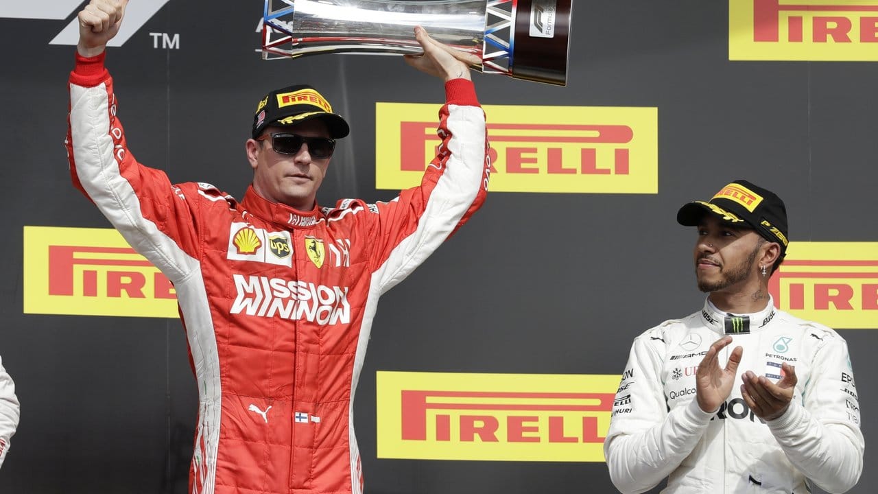 Mit seinem Sieg in Austin hat Kimi Räikkönen die Titelparty von Lewis Hamilton (r.