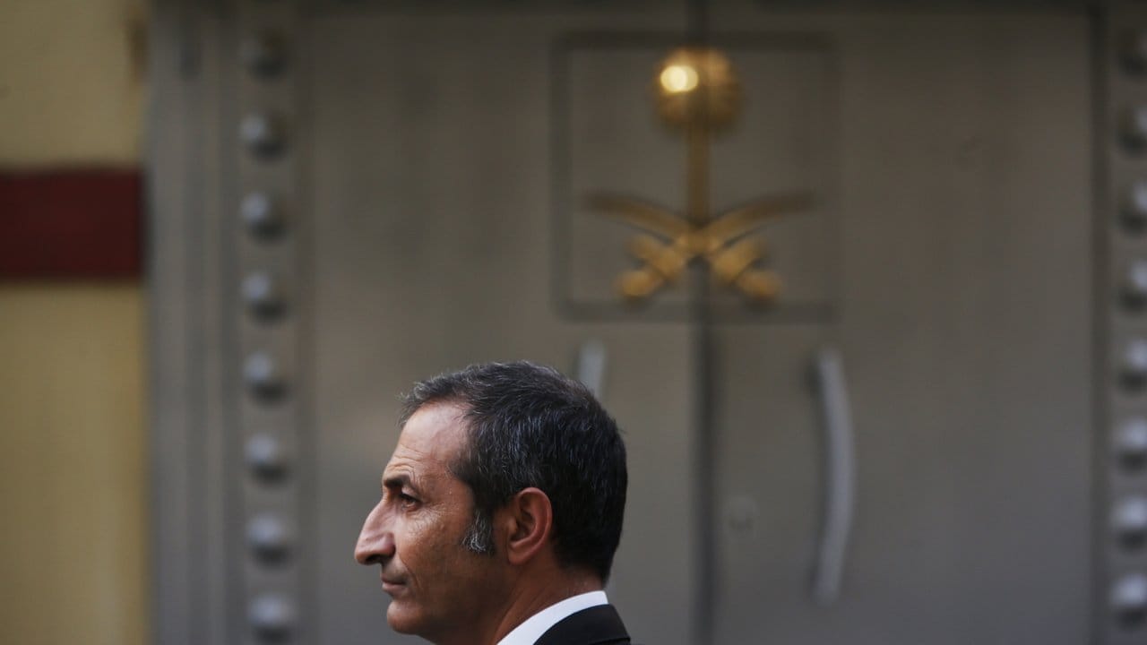Ein Wachmann patrouilliert vor dem saudi-arabischen Konsulat.