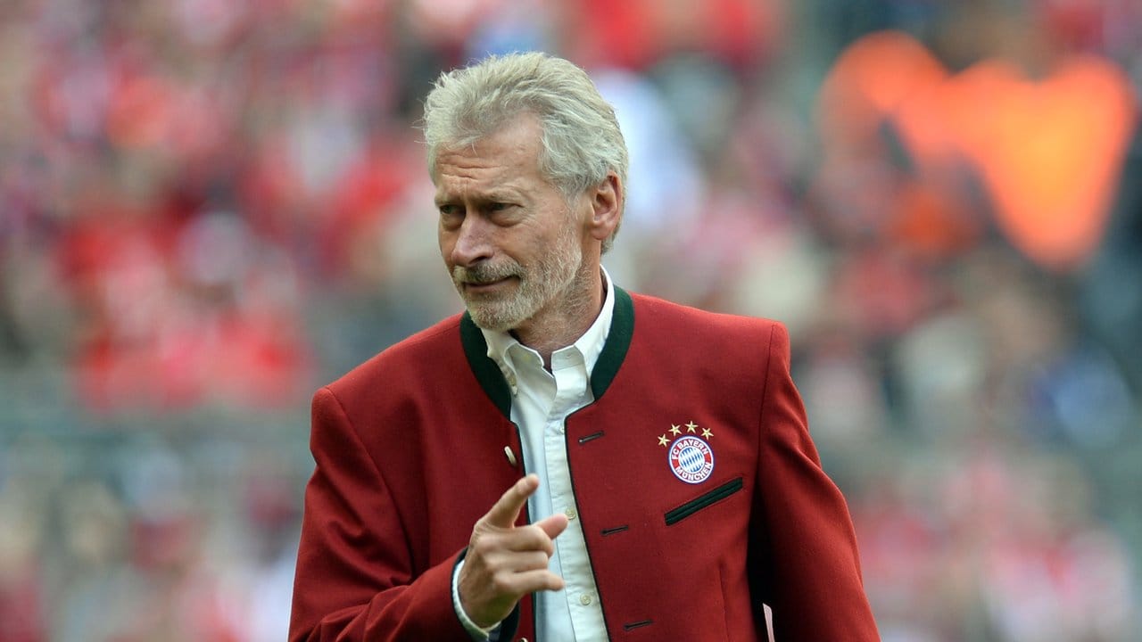 Der ehemalige Bayern-Profi Paul Breitner kritisiert die viel diskutierte PK scharf.
