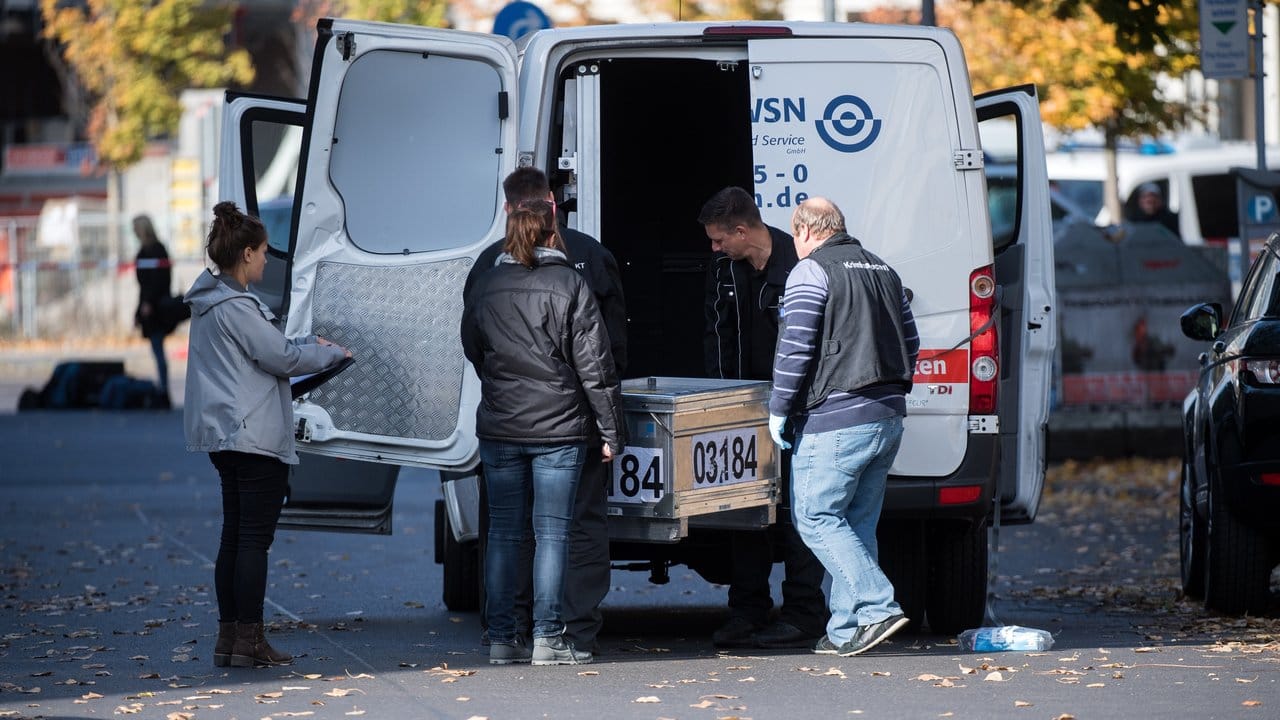 Die Beute blieb zurück: Polizisten verladen nach dem Überfall auf einen Geldtransporter eine Transportkiste.