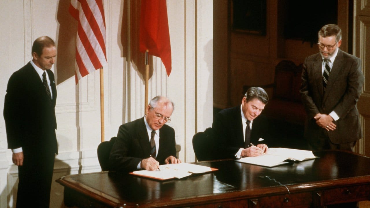 US-Präsident Ronald Reagan (r) und der sowjetische Parteichef Michail Gorbatschow unterzeichnen am 08.