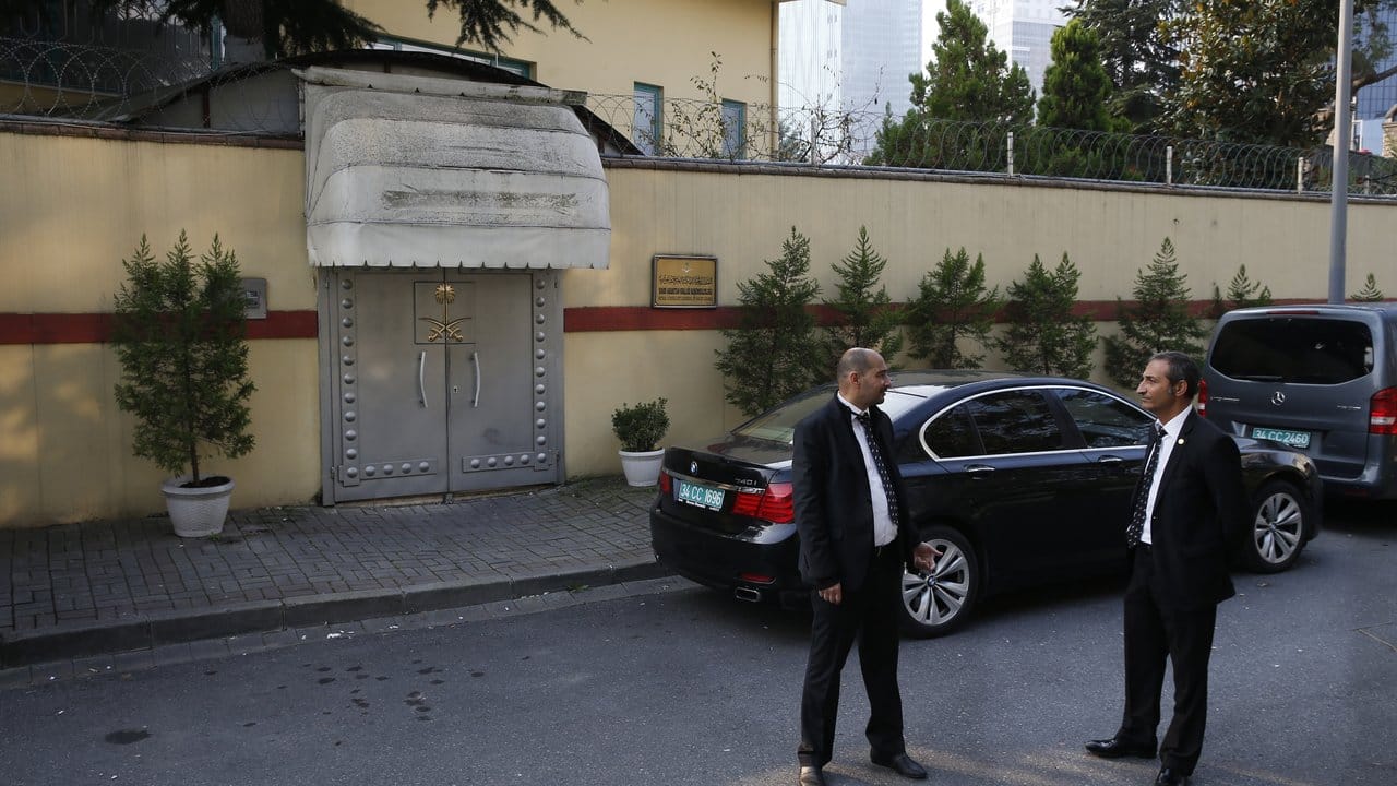 Sicherheitskräfte stehen vor dem saudi-arabischen Konsulat in Istanbul.