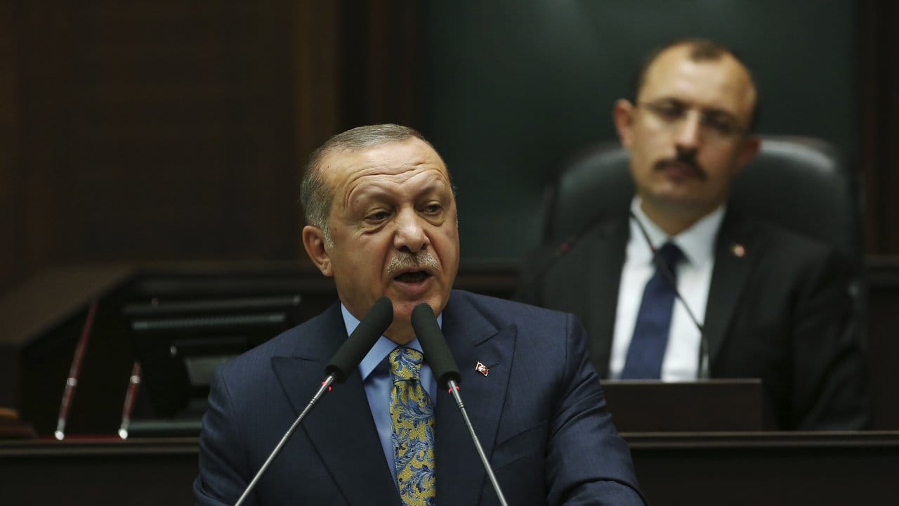 Der türkische Präsident Erdogan spricht während einer Fraktionssitzung seiner islamisch-konservativen Regierungspartei AKP in Ankara.