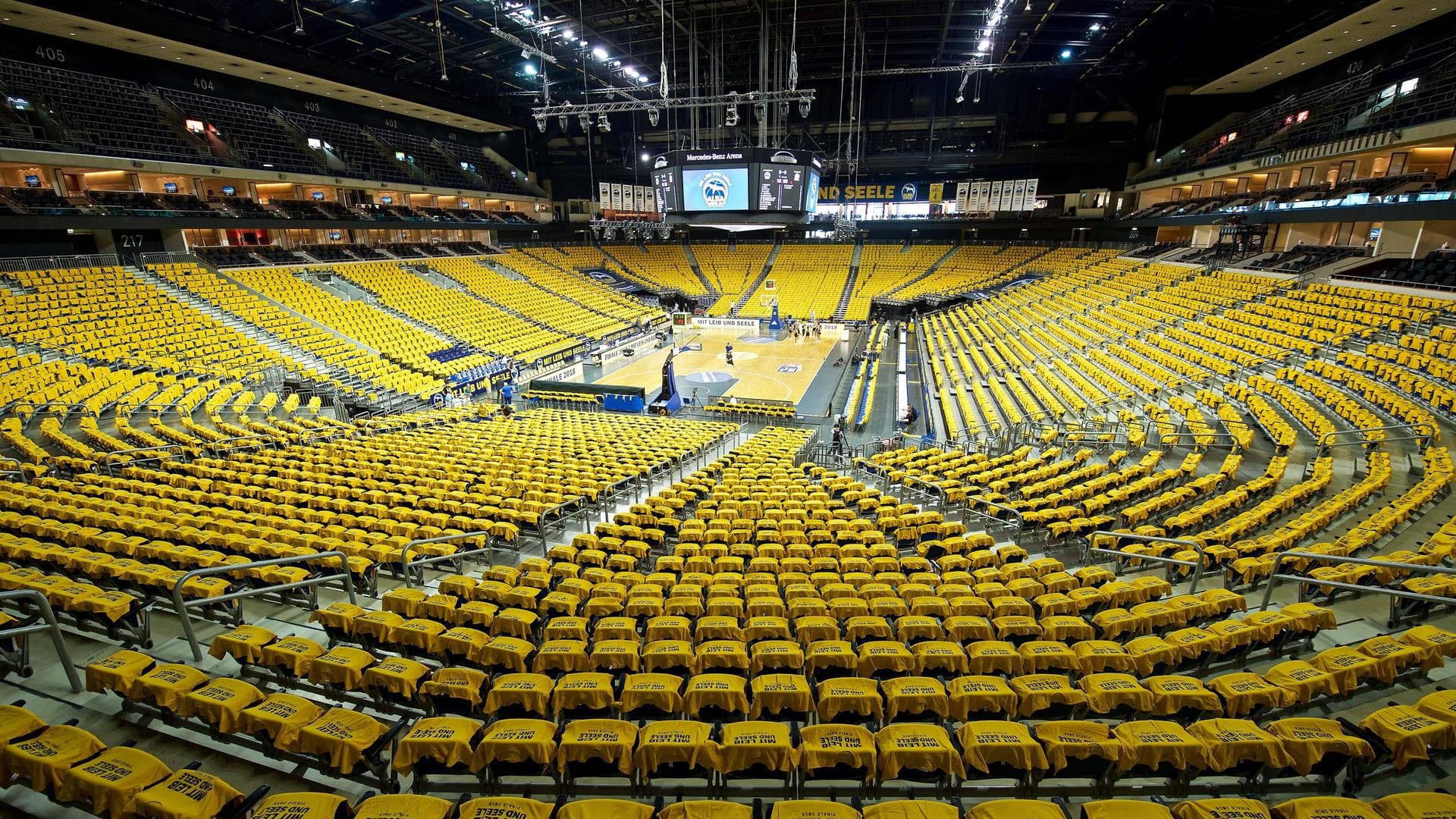 Normalerweise tragen hier Alba Berlin (Basketball) und die Eisbären Berlin (Eishockey) ihre Spiele aus. Eröffnet wurde die Arena im Herbst 2008.