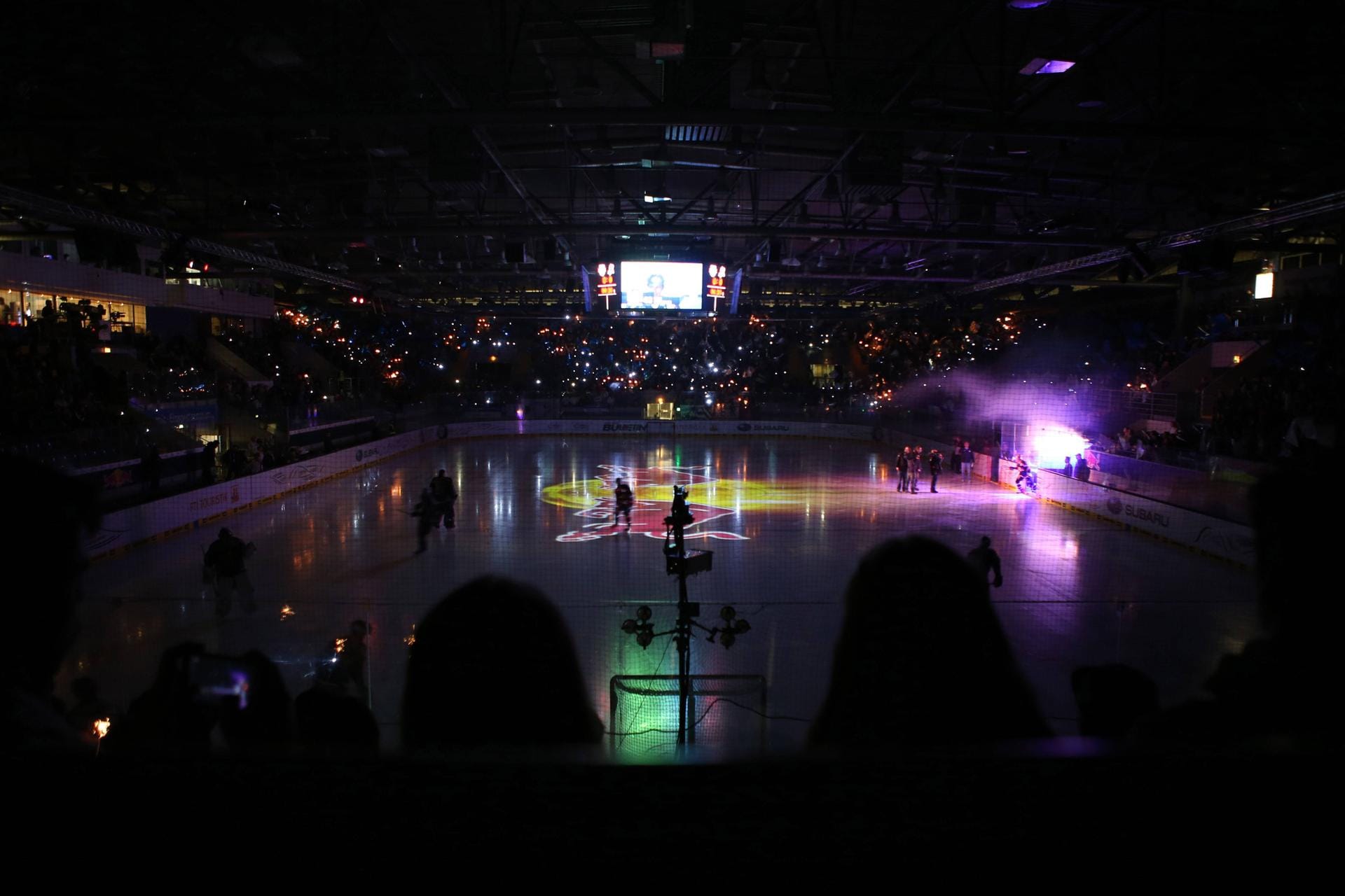 Neben zahlreichen Konzerten finden in der Olympiahalle München für gewöhnlich die Heimspiele des EHC Red Bull München (Eishockey) statt.
