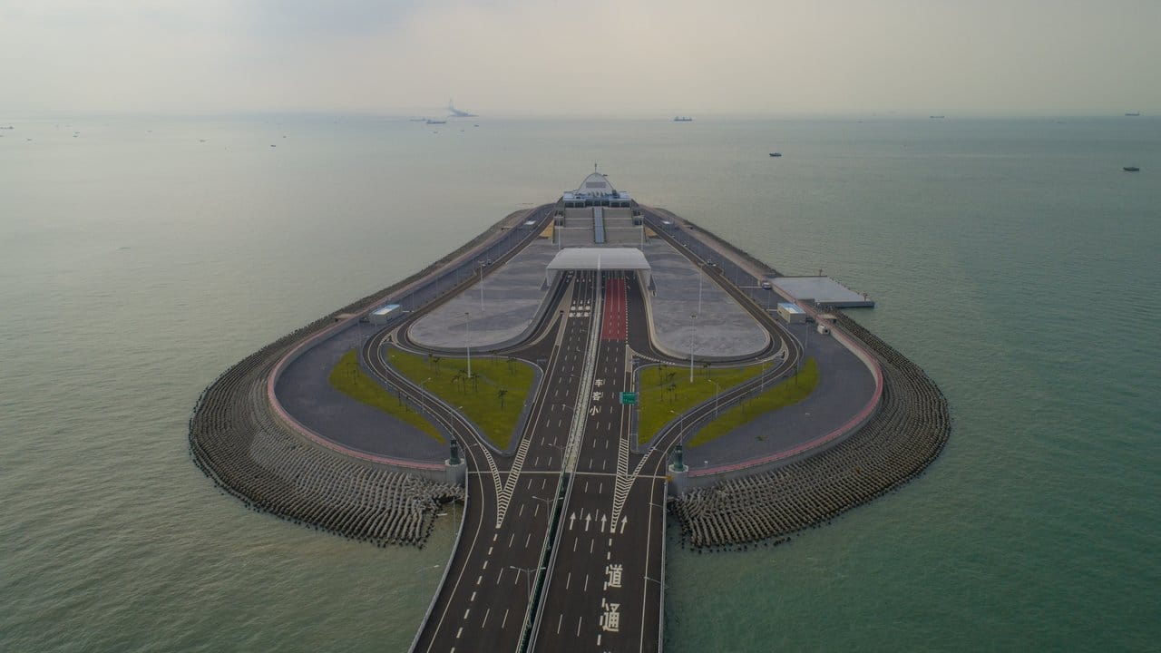 Auch eine künstliche Insel gehört zum Hongkong-Abschnitt der Hong Kong-Zhuhai-Macao Brücke.
