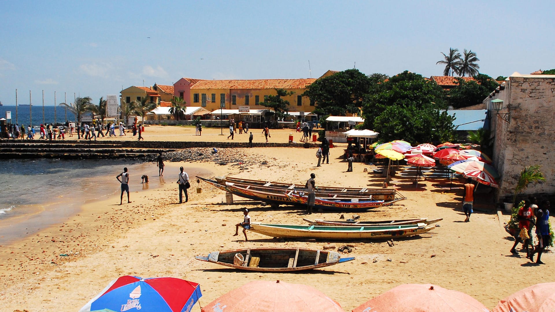 Strand auf der Insel Gorée vor Dakar – die Hauptstadt des Senegals findet sich in der Top-10-Liste des "Lonely Planet".