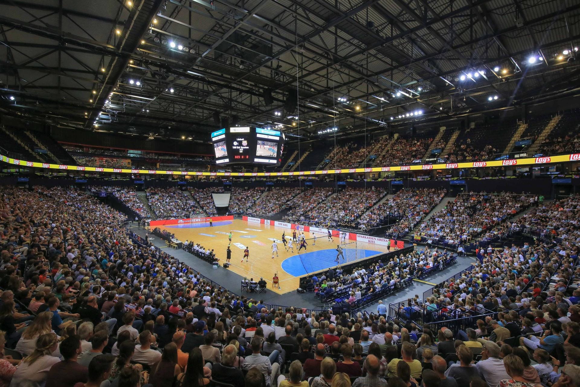 Nachdem jahrelang der HSV Hamburg (Handball) und die Hamburg Freezers (Eishockey) ihre Spiele in der Barclaycard Arena ausgetragen haben, finden hier aktuell größtenteils Konzerte statt.